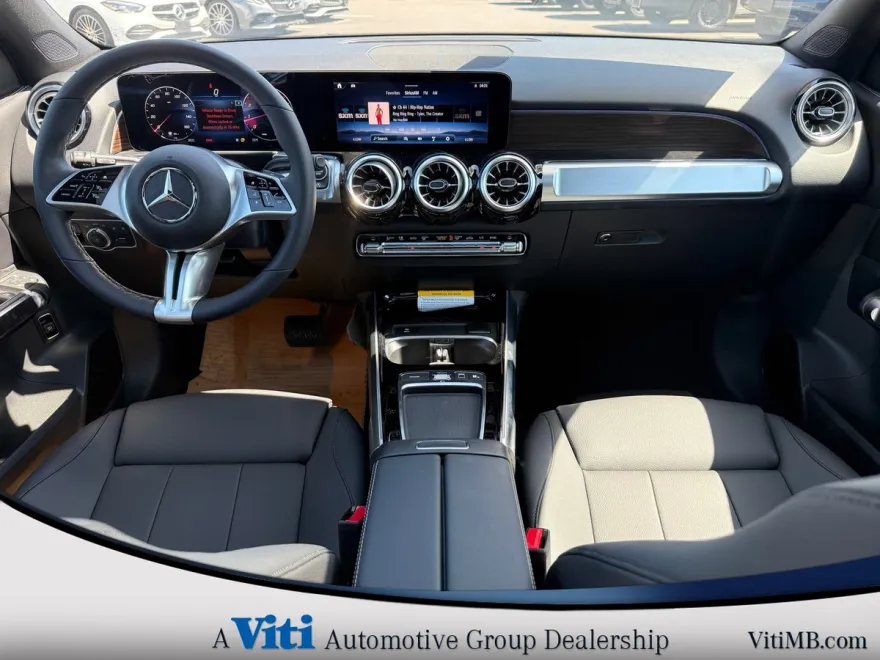 2025 Mercedes Benz GLB 250 4MATIC photo 1