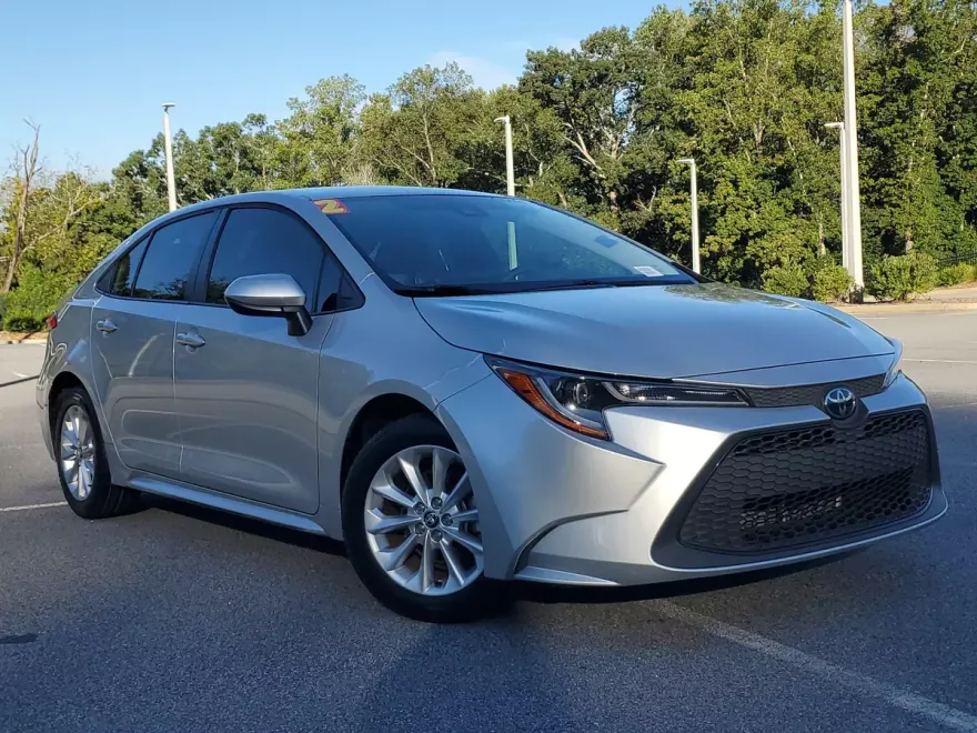 2022 Toyota Corolla LE photo 1