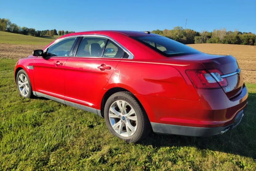 2010 Ford Taurus SEL photo 1