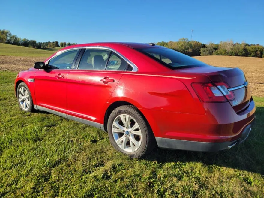 2010 Ford Taurus SEL photo 1