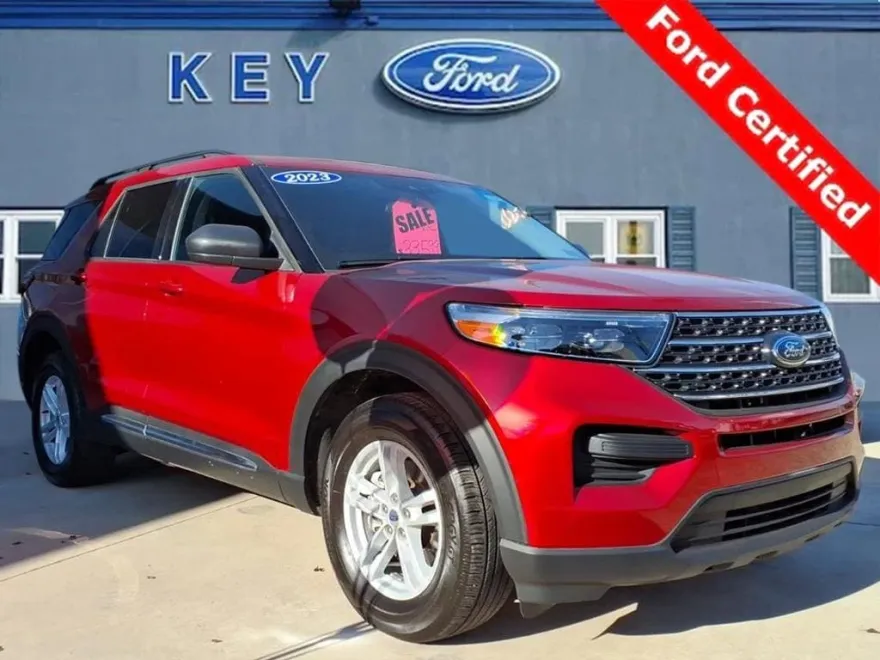 2023 Ford Explorer XLT photo 1