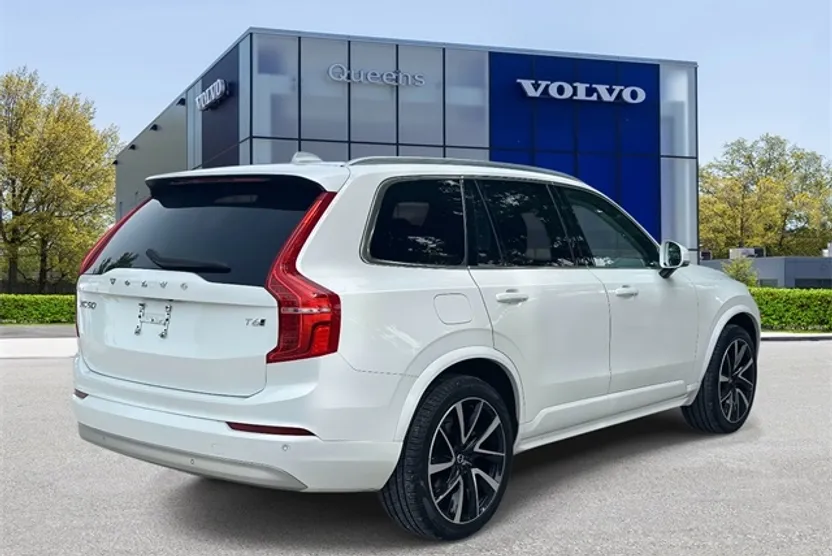 2022 Volvo XC90 T6 Momentum photo 1