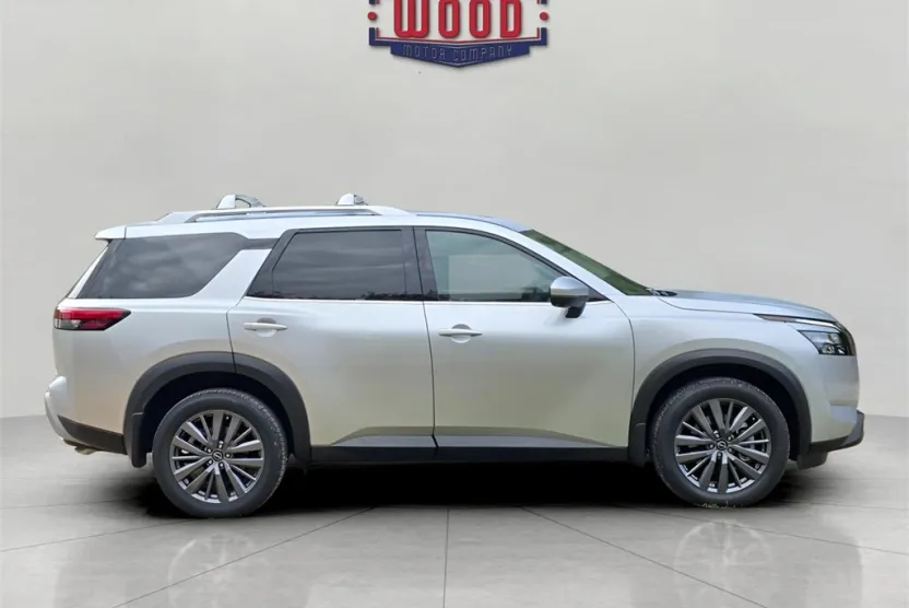 2025 Nissan Pathfinder SL photo 1