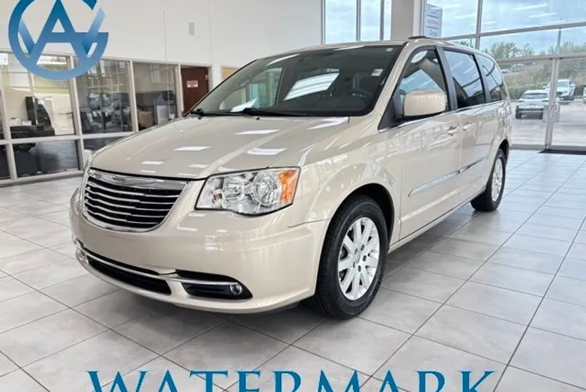 2015 Chrysler Town & Country Touring photo 1