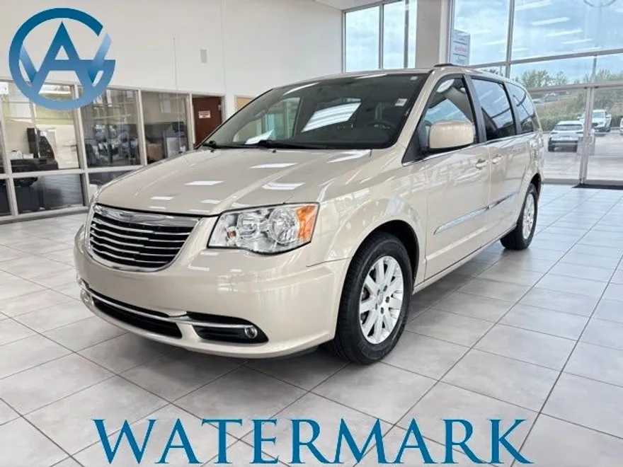 2015 Chrysler Town & Country Touring photo 1
