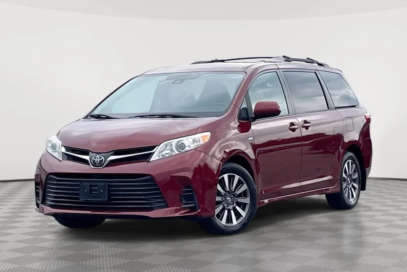 2019 Toyota Sienna LE photo 1