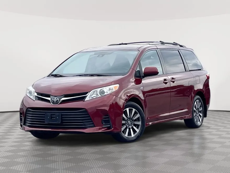 2019 Toyota Sienna LE photo 1
