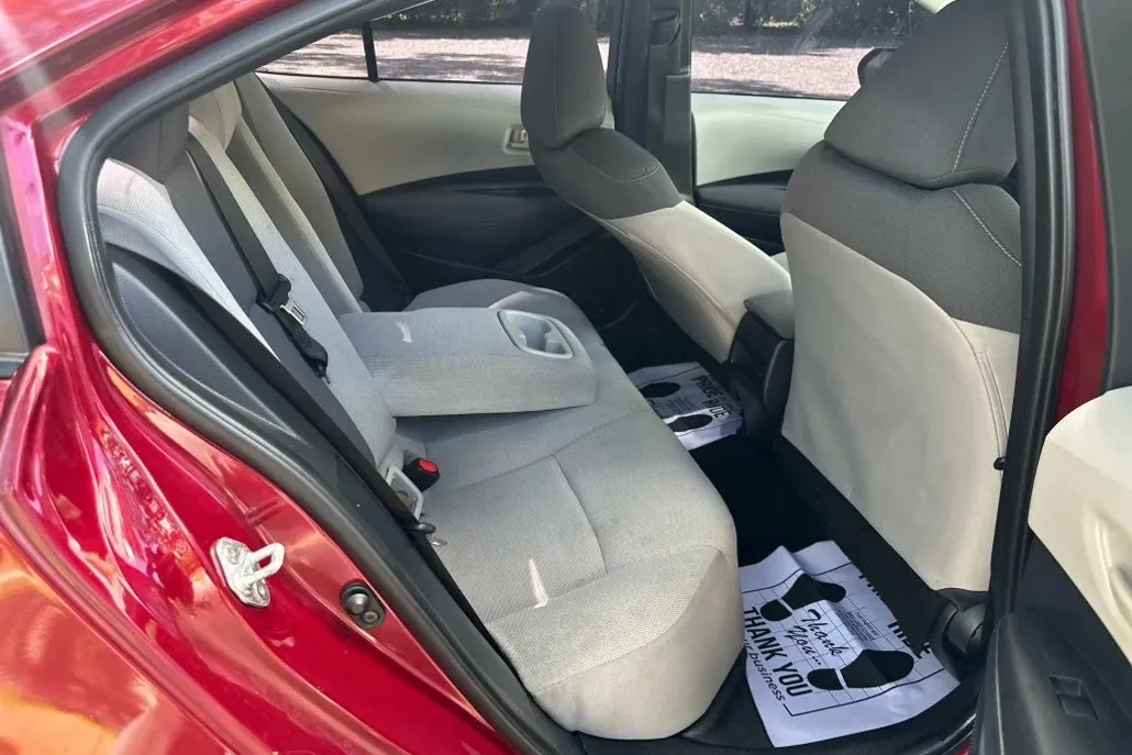 2022 Toyota Corolla LE photo 1