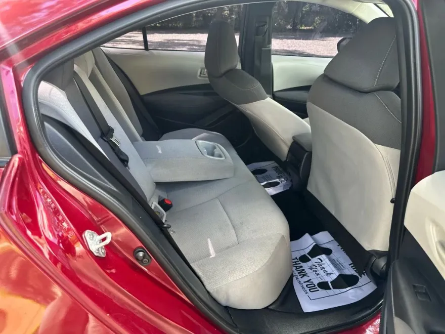 2022 Toyota Corolla LE photo 1