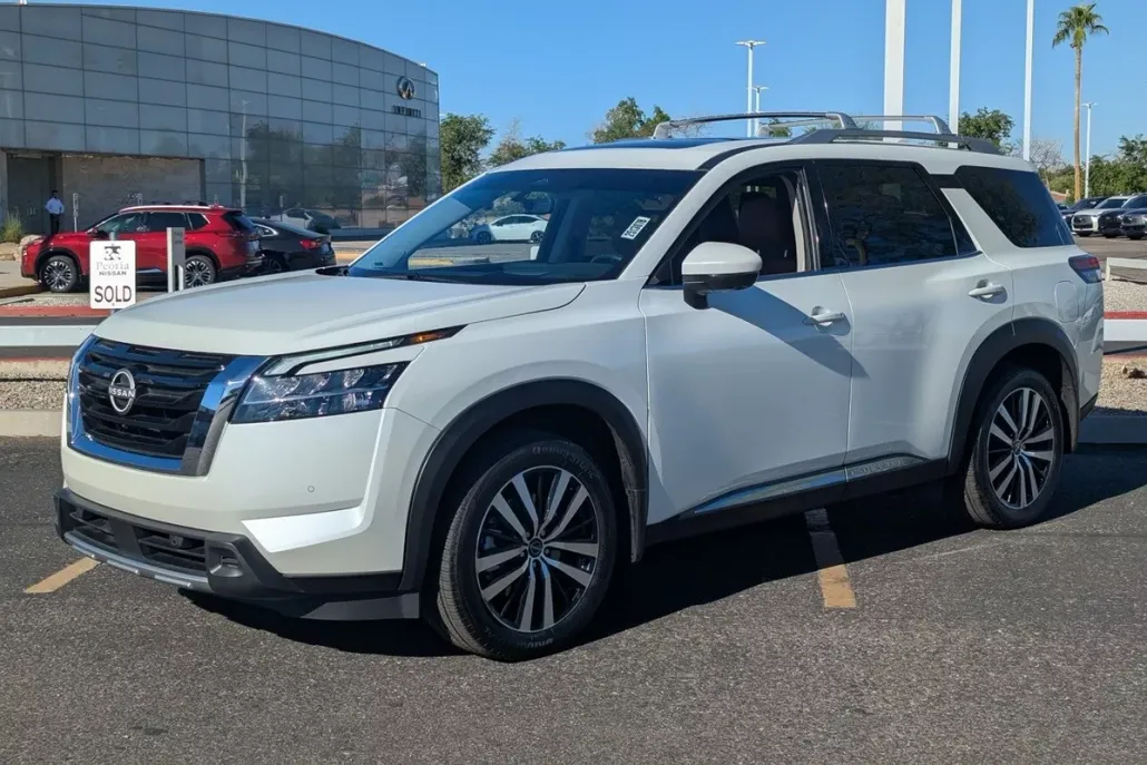 2024 Nissan Pathfinder Platinum photo 1
