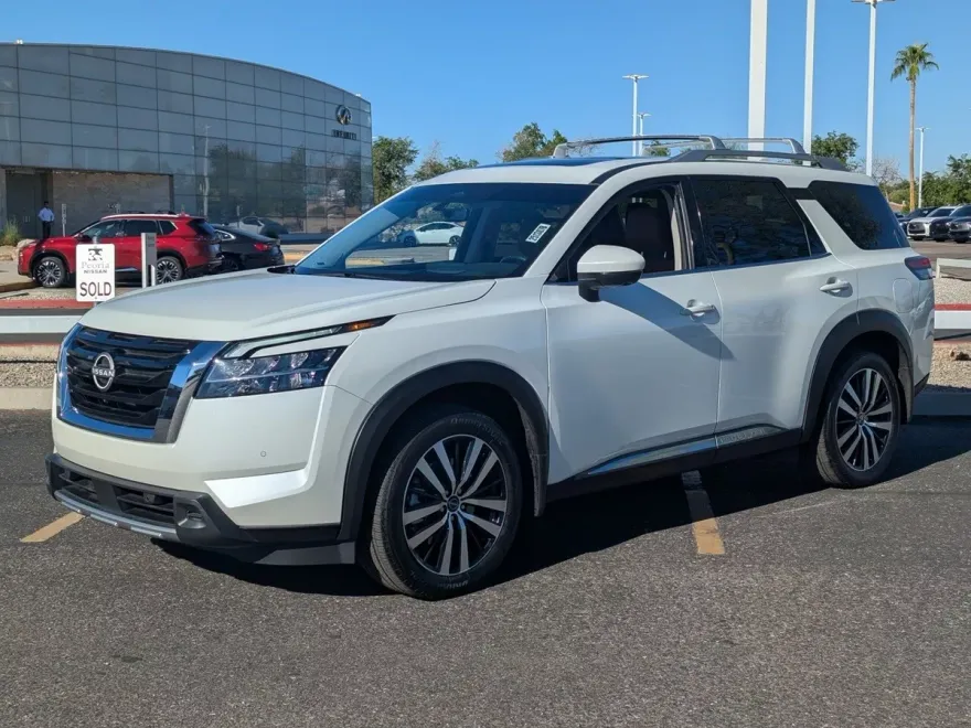 2024 Nissan Pathfinder Platinum photo 1