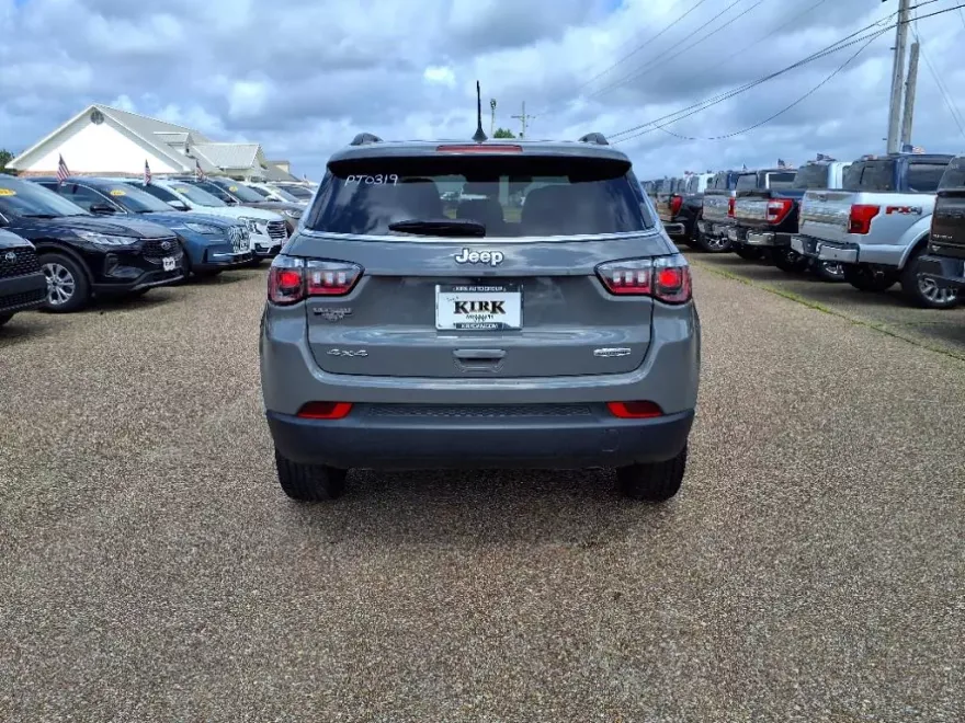 2024 Jeep Compass Latitude photo 1