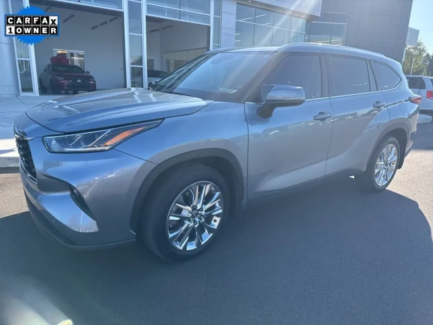 2023 Toyota Highlander Limited photo 1