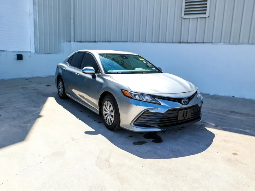 2022 Toyota Camry Hybrid LE photo 1