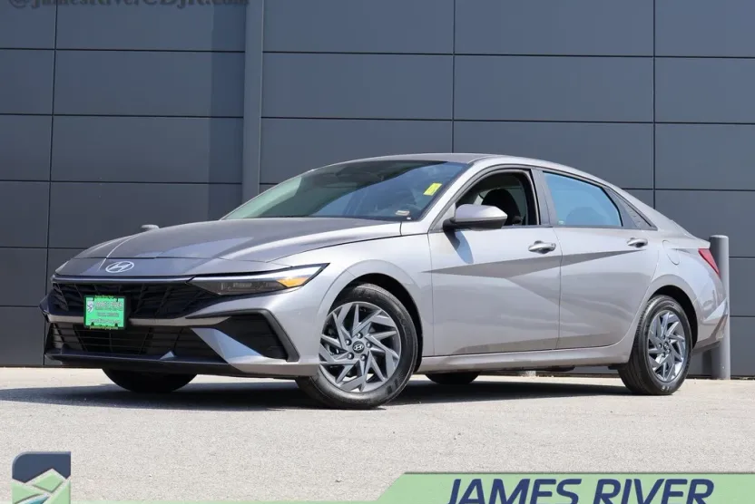 2024 Hyundai Elantra SEL photo 1