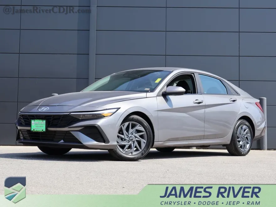 2024 Hyundai Elantra SEL photo 1