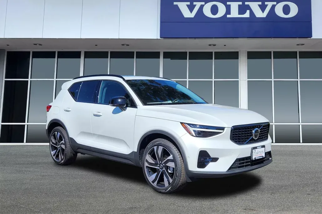 2026 Volvo XC40 photo 1