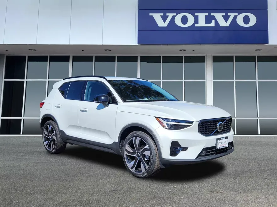 2026 Volvo XC40 photo 1