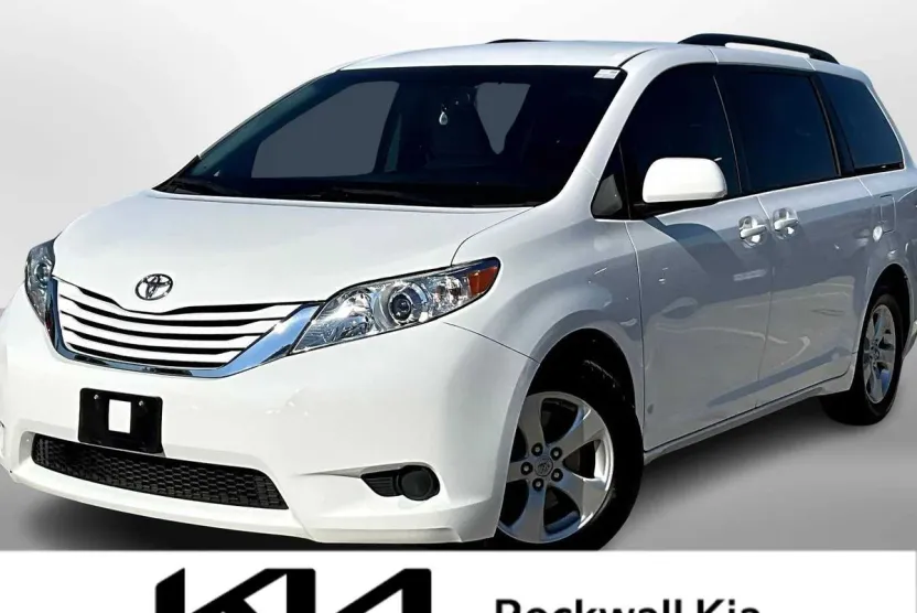 2017 Toyota Sienna LE photo 1