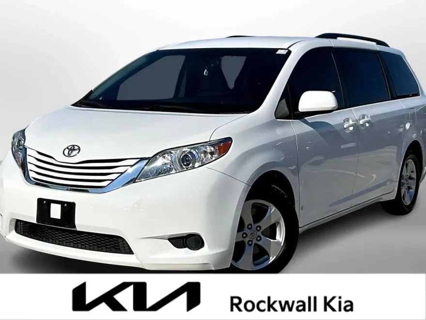 2017 Toyota Sienna LE photo 1