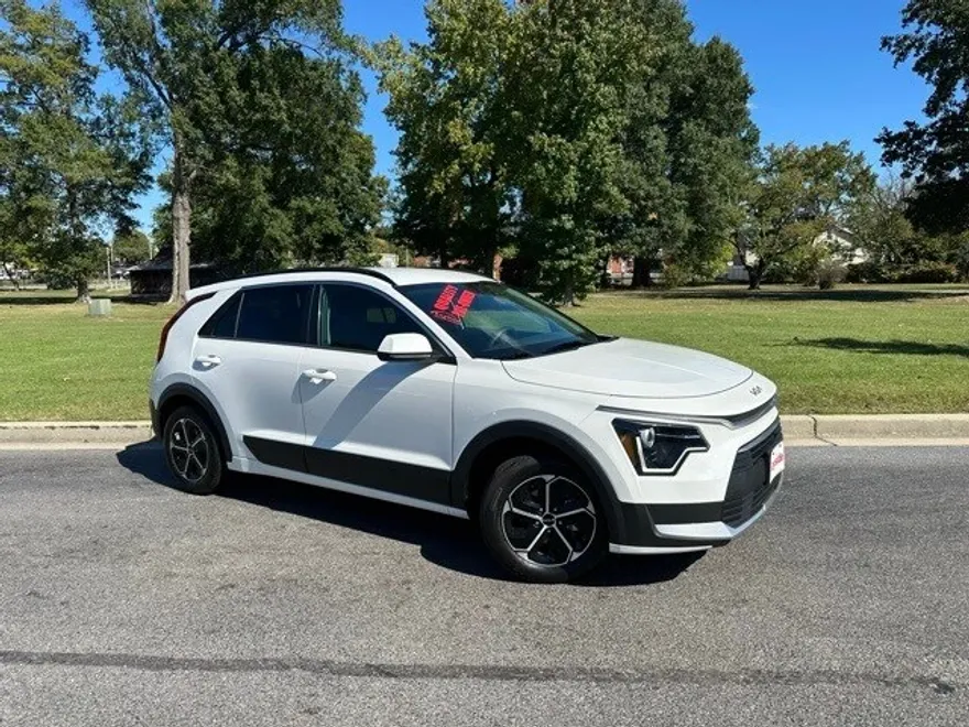 2024 Kia Niro LX photo 1