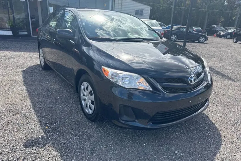 2011 Toyota Corolla LE photo 1