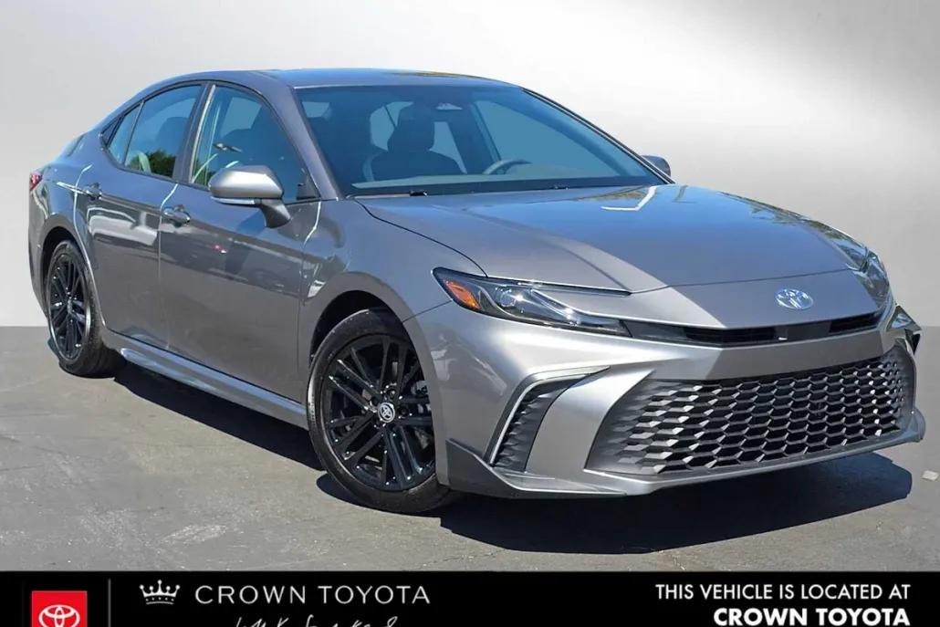 2025 Toyota Camry SE photo 1