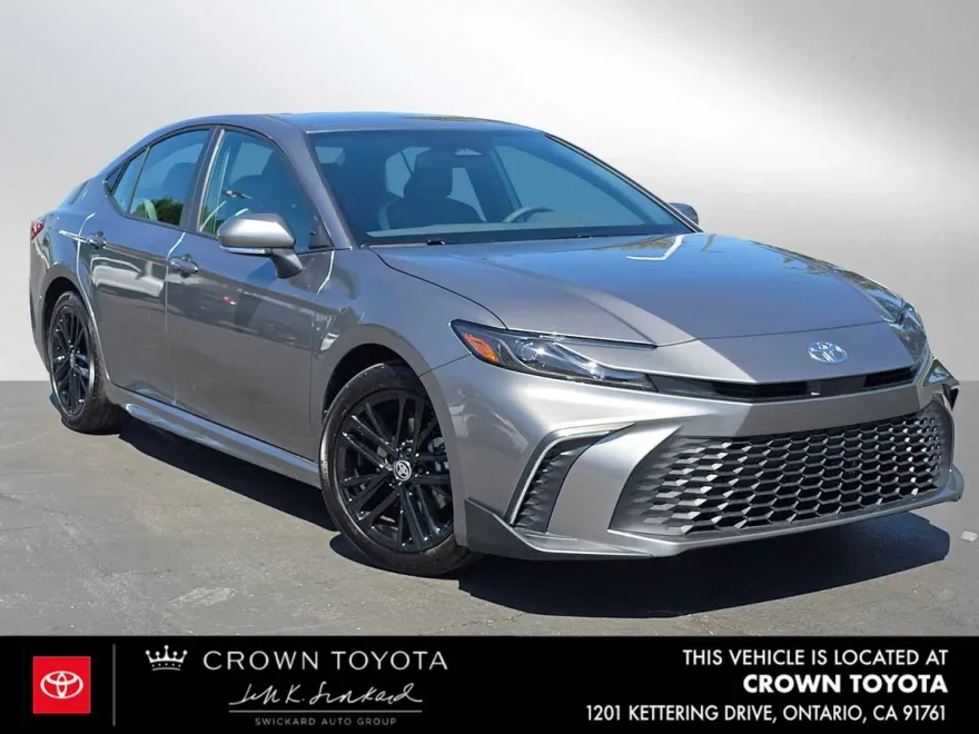 2025 Toyota Camry SE photo 1