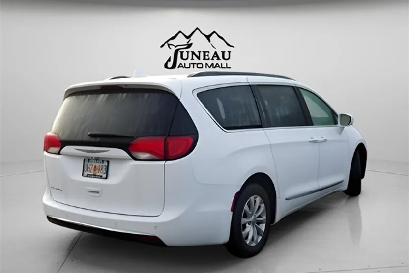 2017 Chrysler Pacifica Touring L photo 1