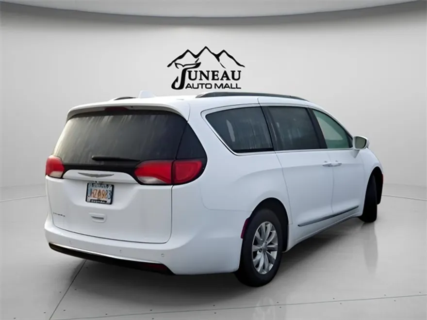 2017 Chrysler Pacifica Touring L photo 1