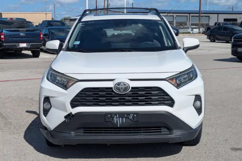 2019 Toyota RAV4 XLE photo 1