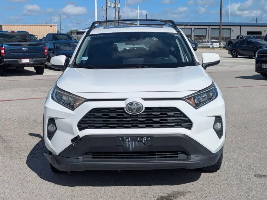 2019 Toyota RAV4 XLE photo 1