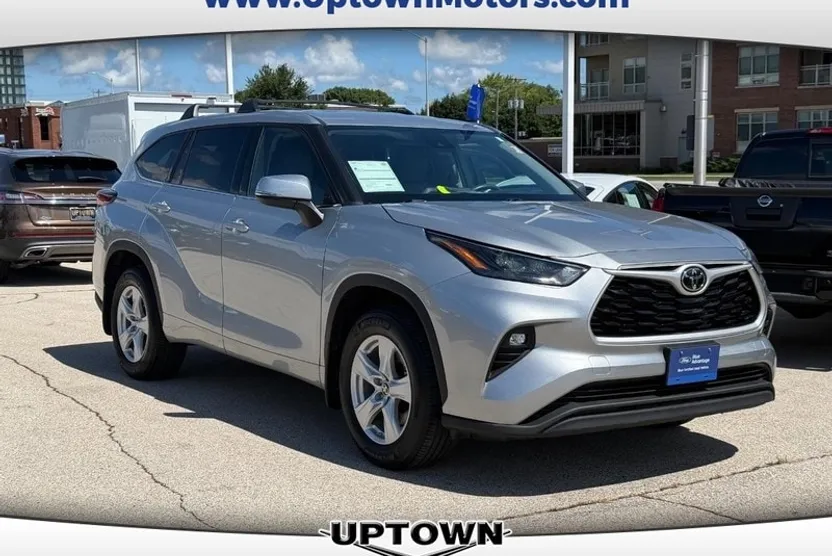 2022 Toyota Highlander LE photo 1