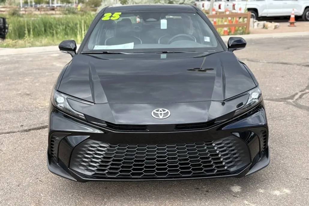 2025 Toyota Camry SE photo 1