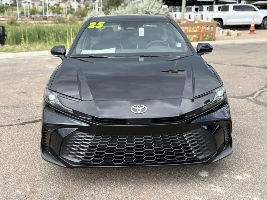 2025 Toyota Camry SE photo 1