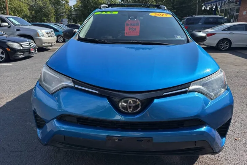 2017 Toyota RAV4 LE photo 1