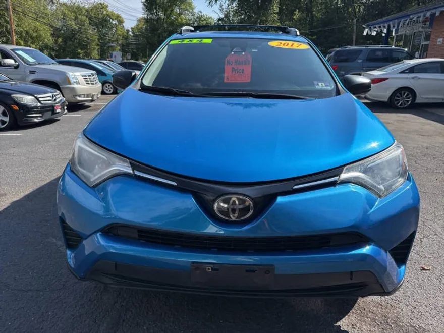 2017 Toyota RAV4 LE photo 1