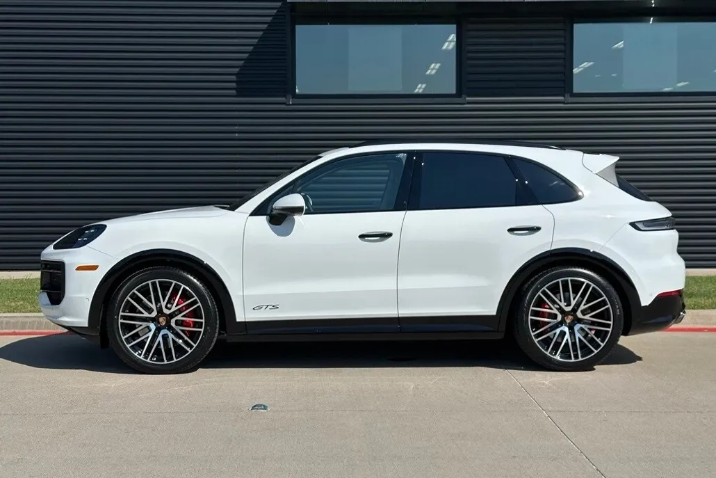 2026 Porsche Cayenne GTS photo 1