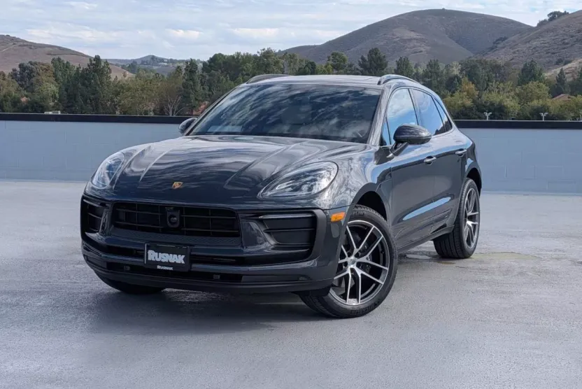 2025 Porsche Macan Base photo 1