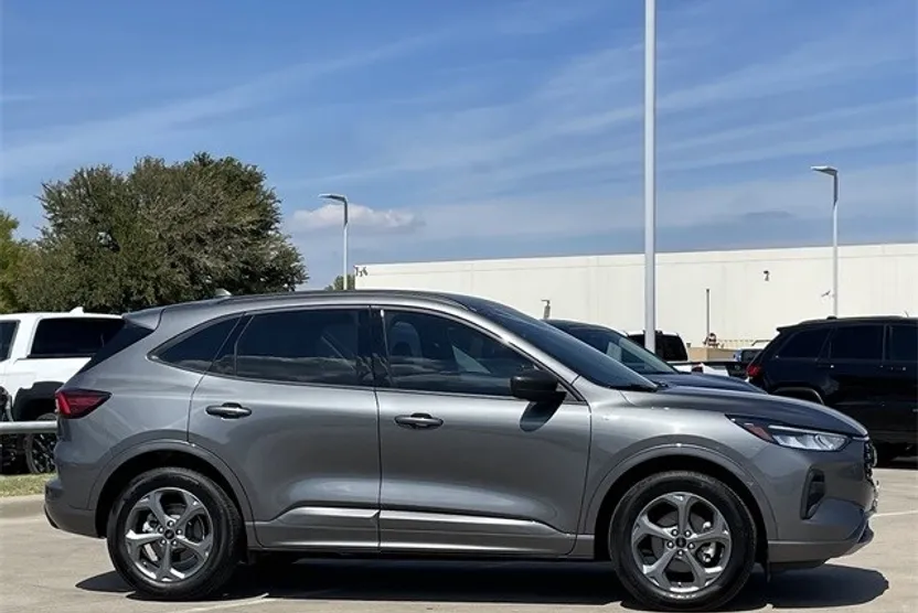 2024 Ford Escape ST-Line photo 1