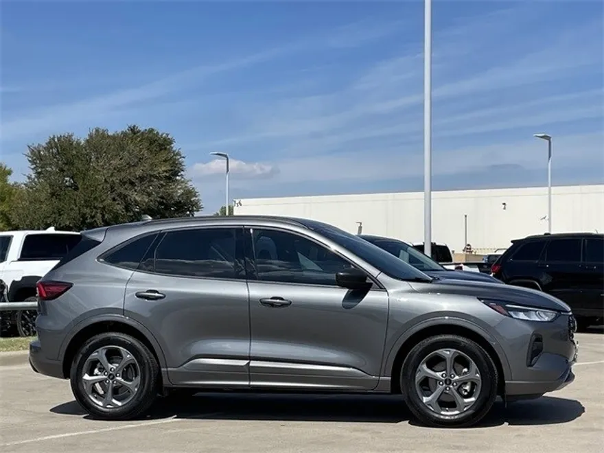 2024 Ford Escape ST-Line photo 1