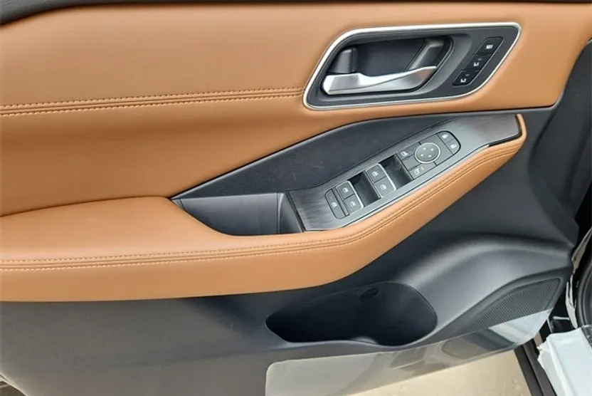2026 Nissan Rogue Platinum photo 1
