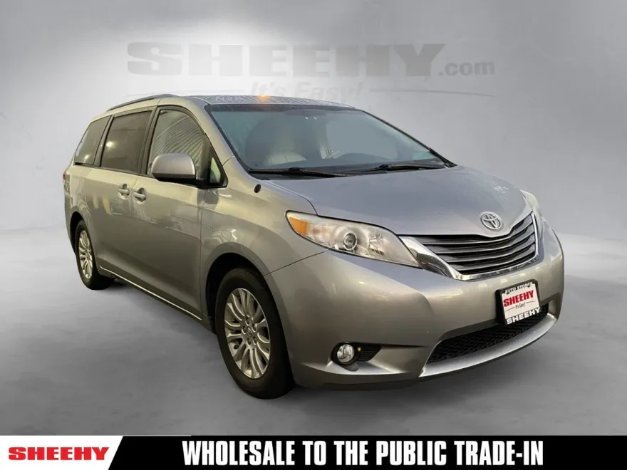 2011 Toyota Sienna XLE photo 1