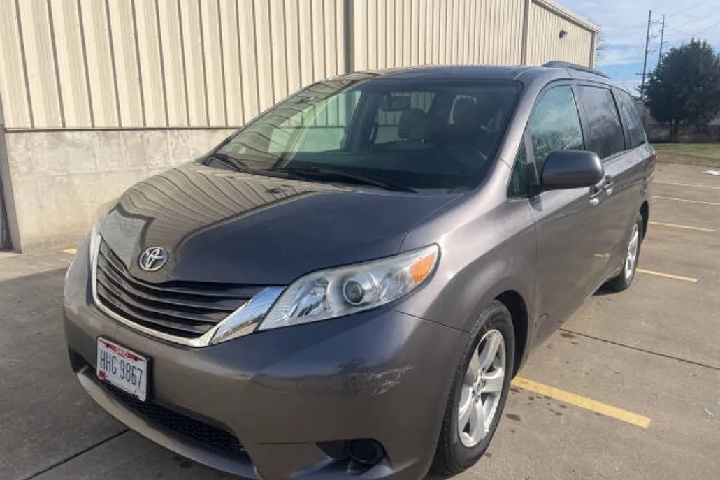 2017 Toyota Sienna LE photo 1