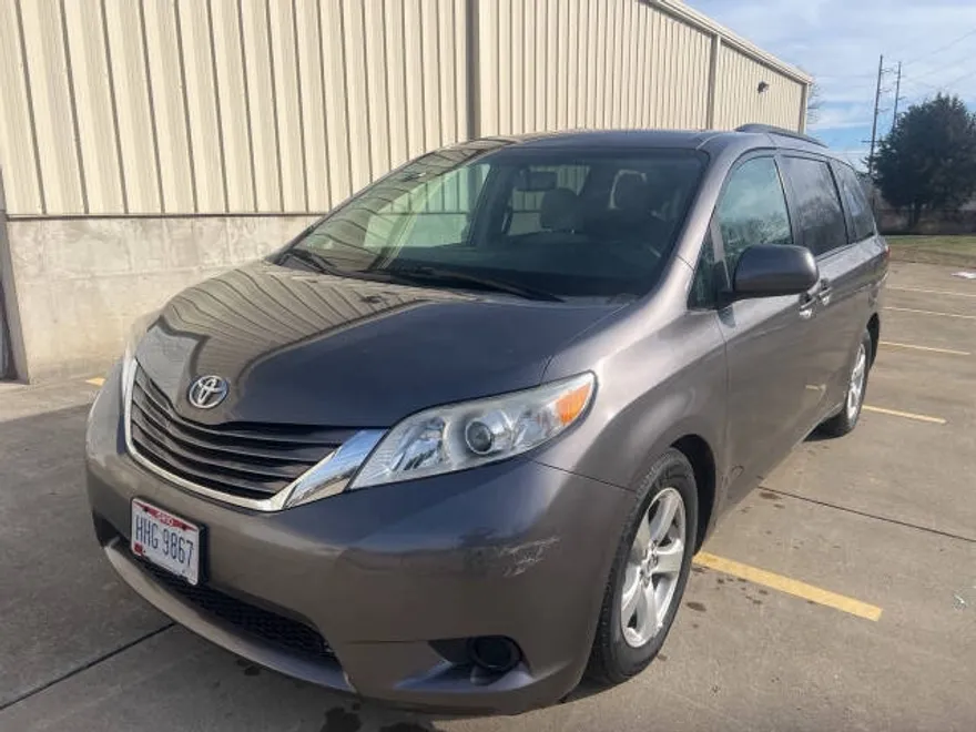 2017 Toyota Sienna LE photo 1