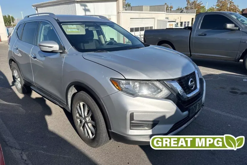 2017 Nissan Rogue SV photo 1