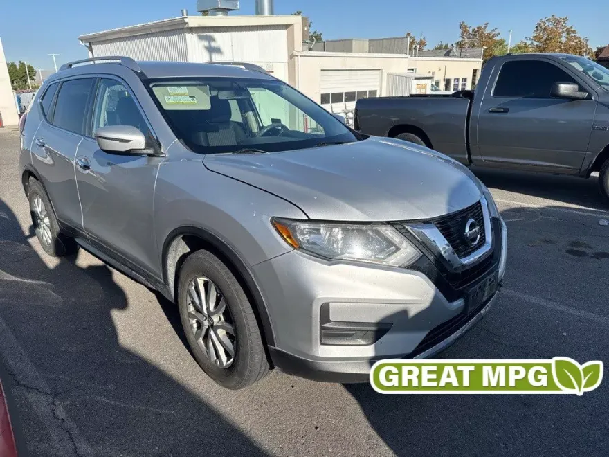 2017 Nissan Rogue SV photo 1