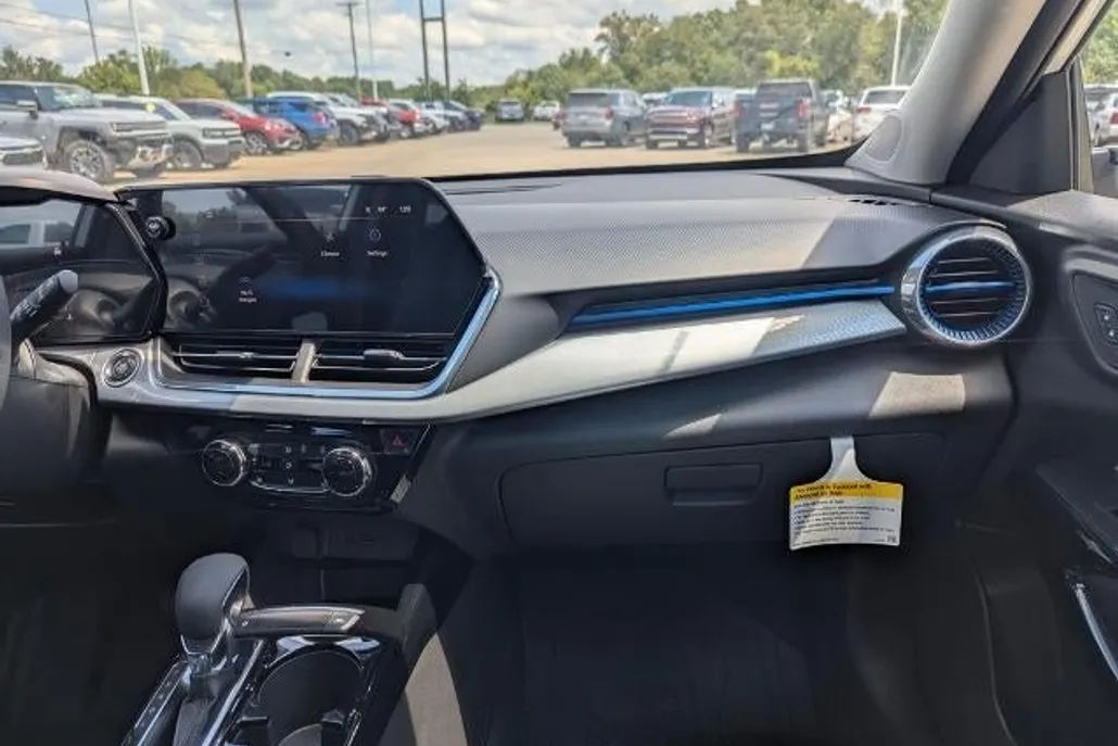 2025 Chevrolet Trax LT photo 1