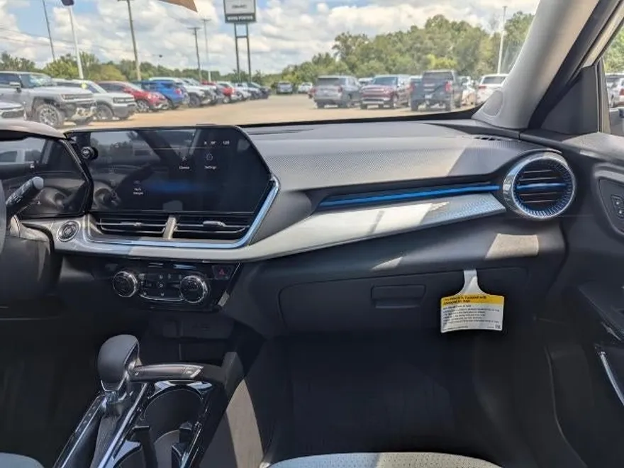 2025 Chevrolet Trax LT photo 1