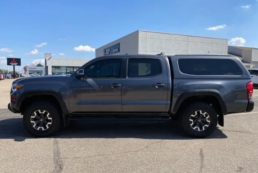 2017 Toyota Tacoma TRD Off-Road photo 1